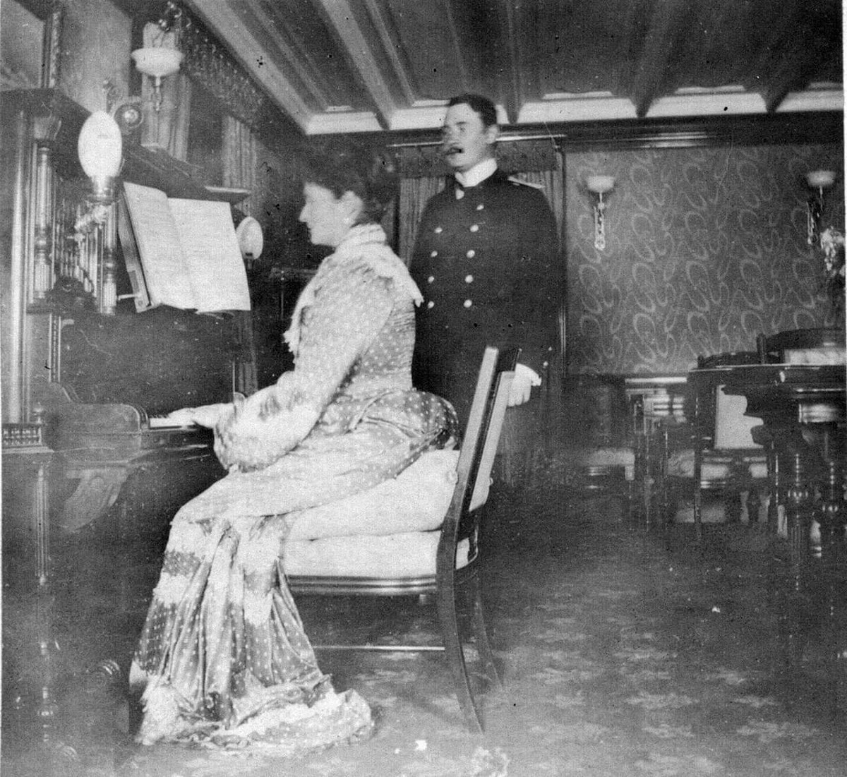La emperatriz Alexandra Fedorovna tocando el piano