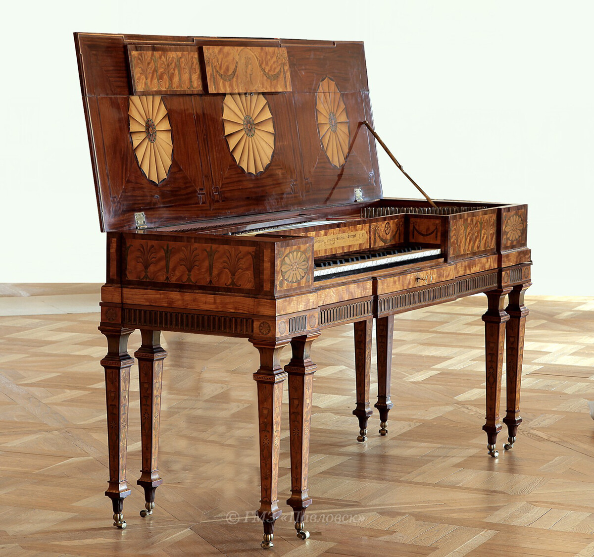 Un piano cuadrado fabricado por Johannes Zumpe (1726-1783), propiedad de la emperatriz María Fedorovna desde 1817.