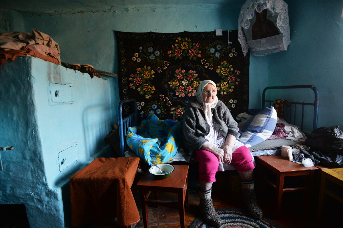 Анна Лебедева, една от най-възрастните жители на село Мисланка, Новосибирска област, в личната си къща
