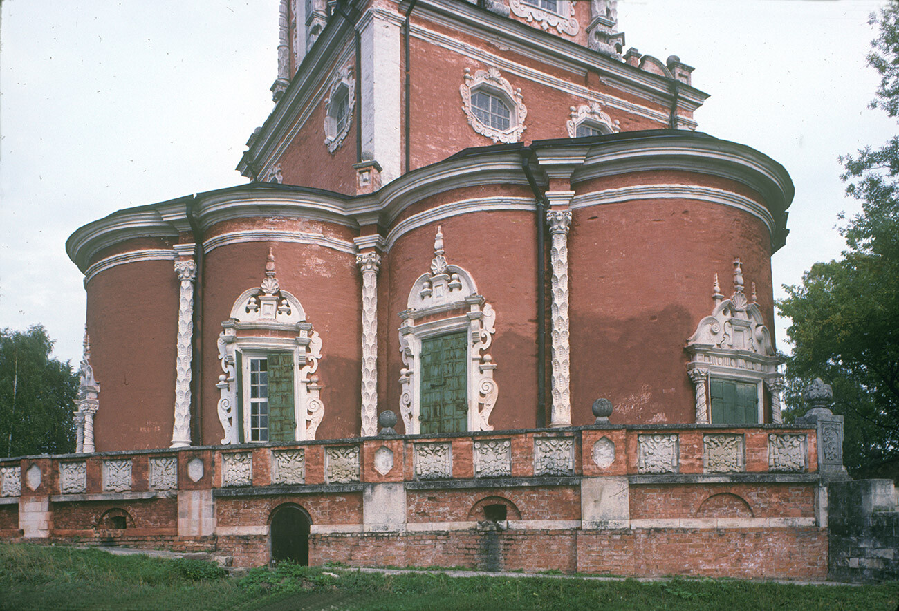 Ubory. Chiesa dell’Icona Miracolosa del Salvatore, lato sud-ovest. Piano inferiore e balaustra della terrazza. 28 settembre 1992