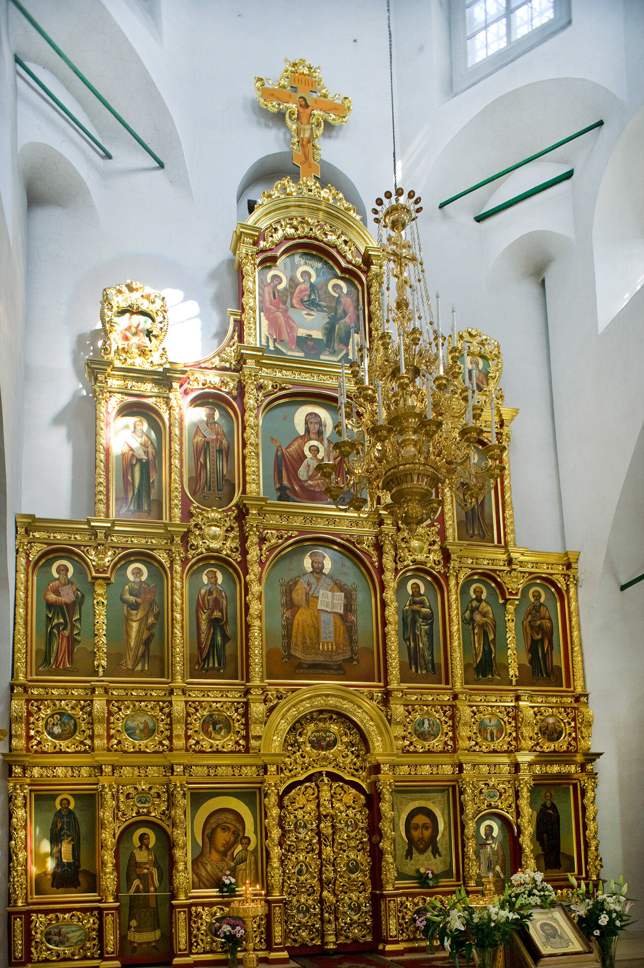 Chiesa dell’Icona Miracolosa del Salvatore. Vista interna con iconostasi e volta della torre. 16 agosto 2013
