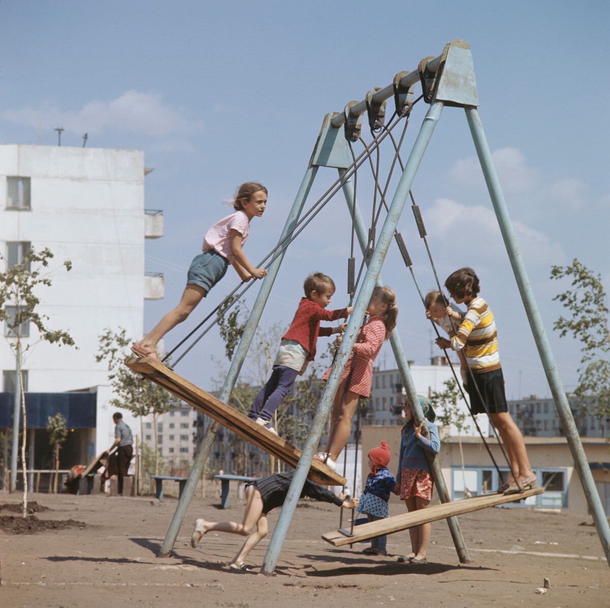 Aire de jeux dans l'un des quartiers de la ville de Naberejnyé Tchelny, 1973
