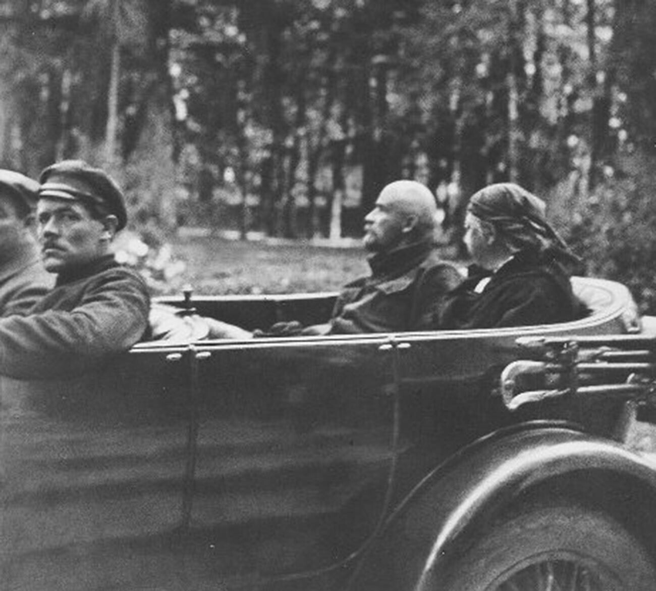 Vladimir Lenin dan istrinya Nadezhda Krupskaya di dalam mobil