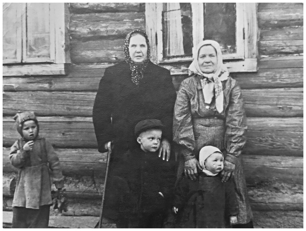 Abuelas y nietos, 1955, región de Krasnodar 