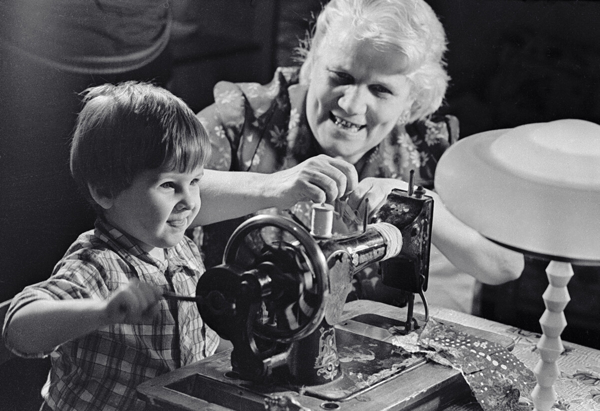Abuela y su nieto con la máquina de coser, 1984 