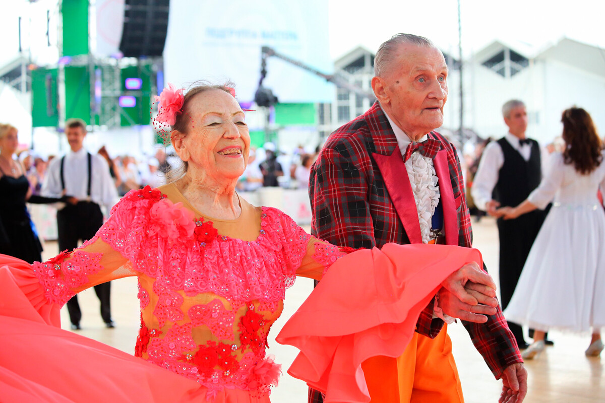 Maratón de baile en el marco del programa de Longevidad de Moscú en el Parque de Sokólniki 