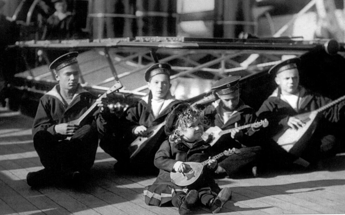 Принцот Алексеј свири на балалајка, јахта „Штандардт“, јуни 1907 година.
