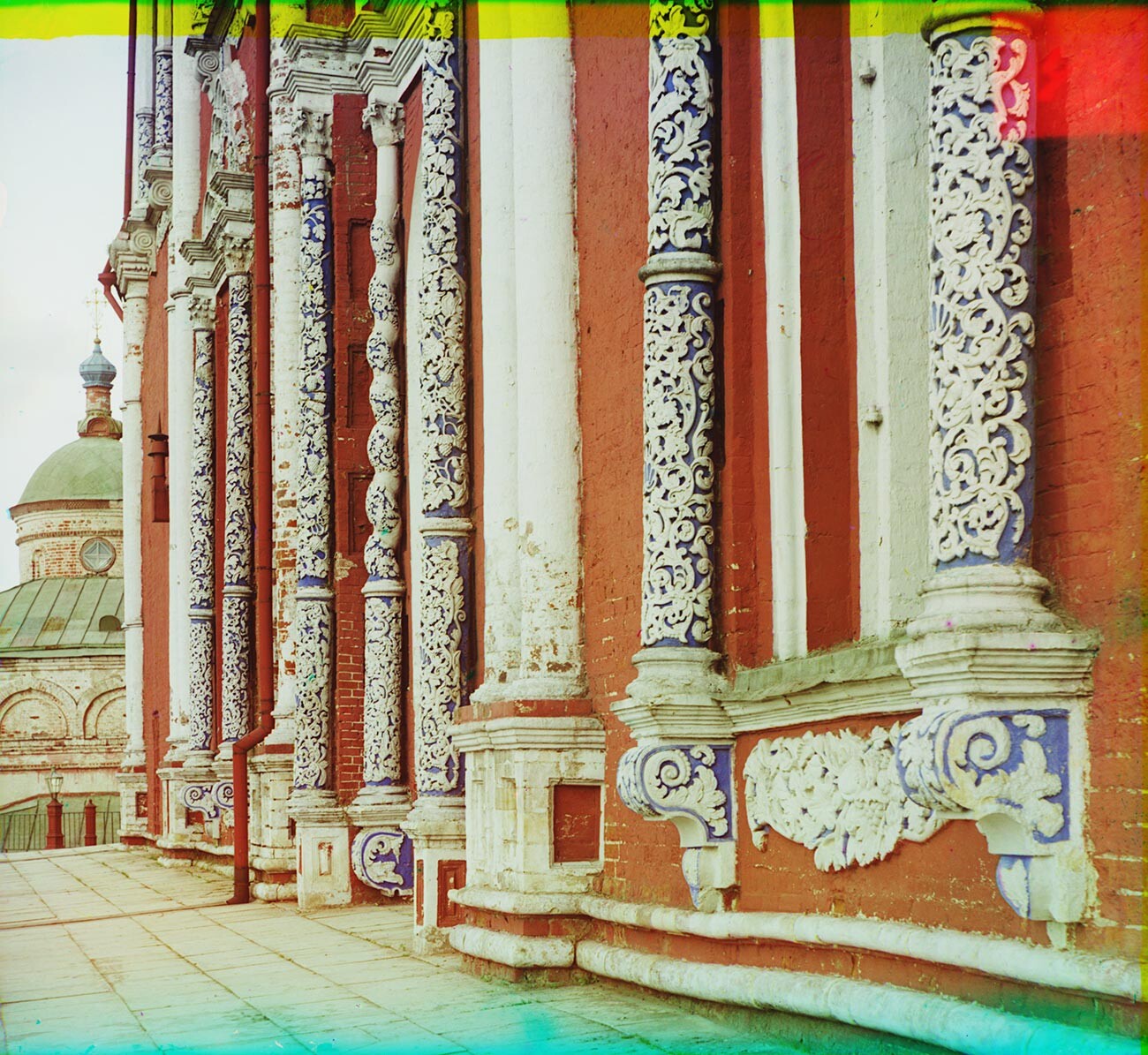 Cremlino di Rjazan. Cattedrale della Dormizione della Vergine. Facciata nord con colonne di pietra calcarea scolpite. Estate 1912