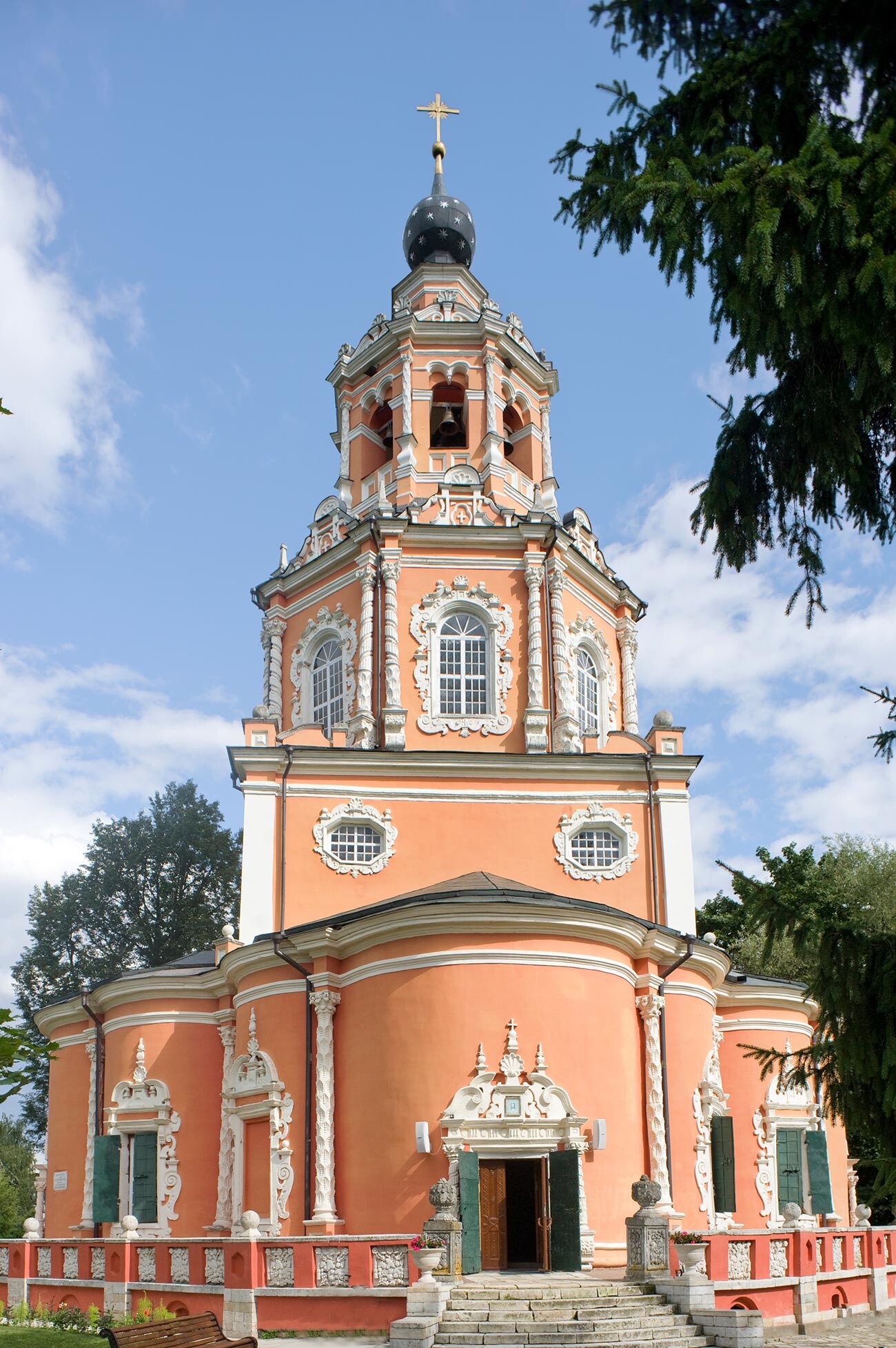 Ubory (vicino a Mosca). Chiesa dell’Icona Miracolosa del Salvatore, vista ovest. 16 agosto 2013