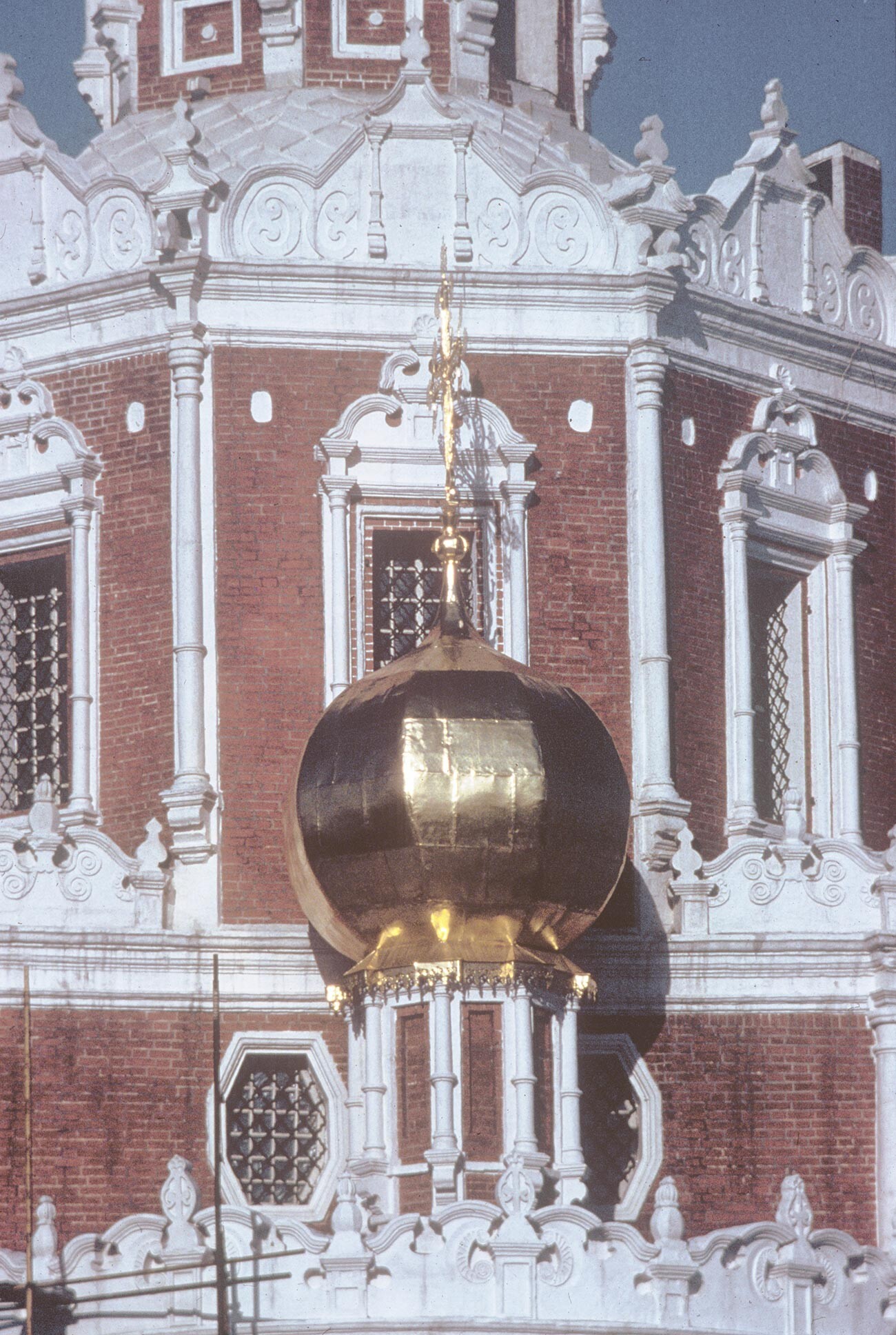Chiesa dell’Intercessione in Fili. Facciata sud, cupola sul lobo sporgente. 19 febbraio 1980