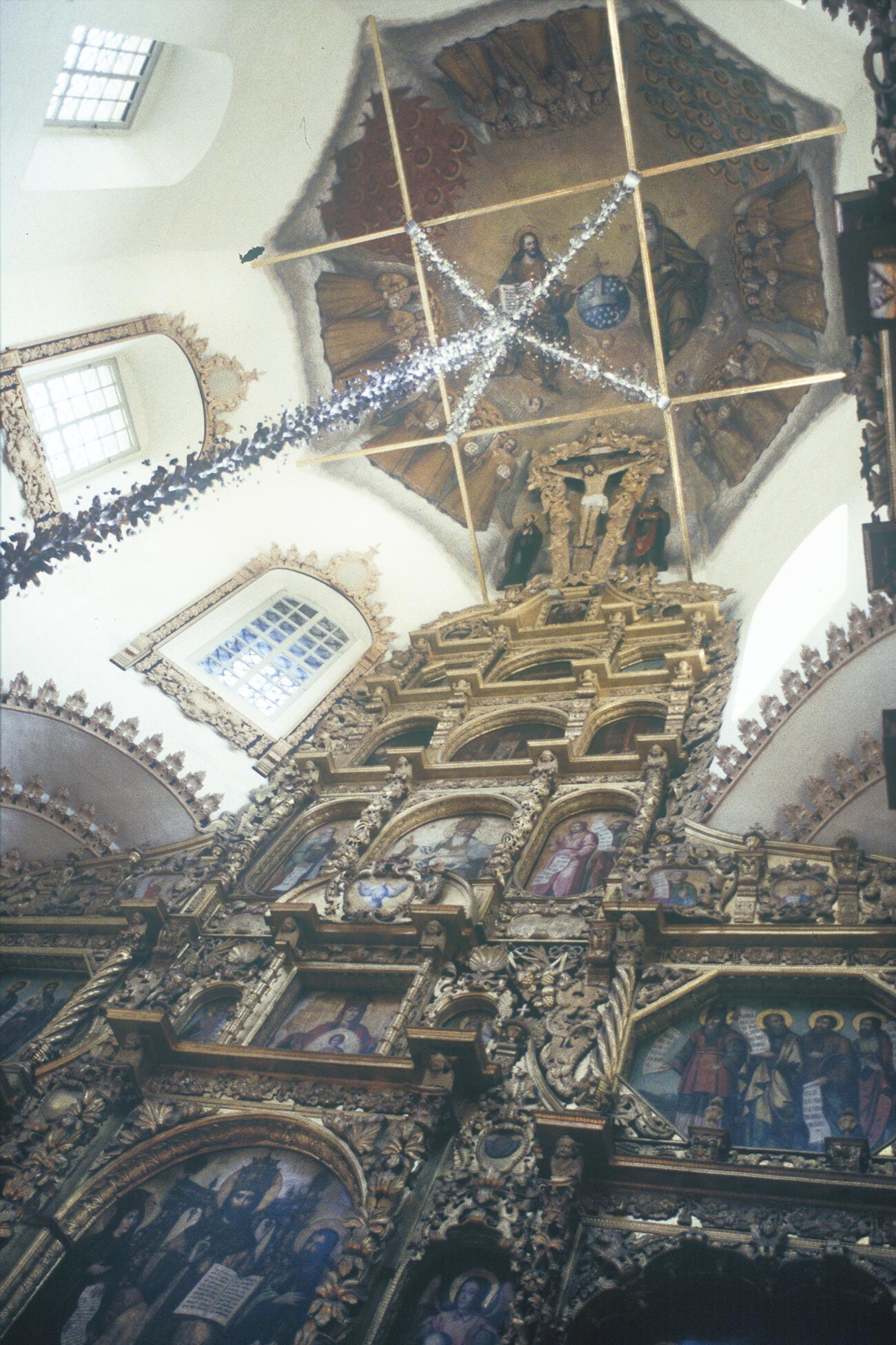 Chiesa dell’Intercessione in Fili. Iconostasi e volta del soffitto. 2 luglio 1995