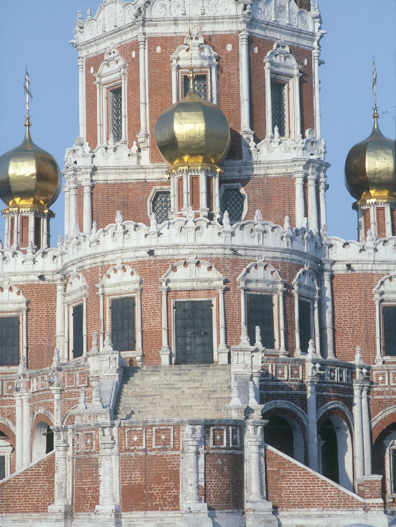 Chiesa dell’Intercessione in Fili. Vista sud con la scalinata. 1 febbraio 1984