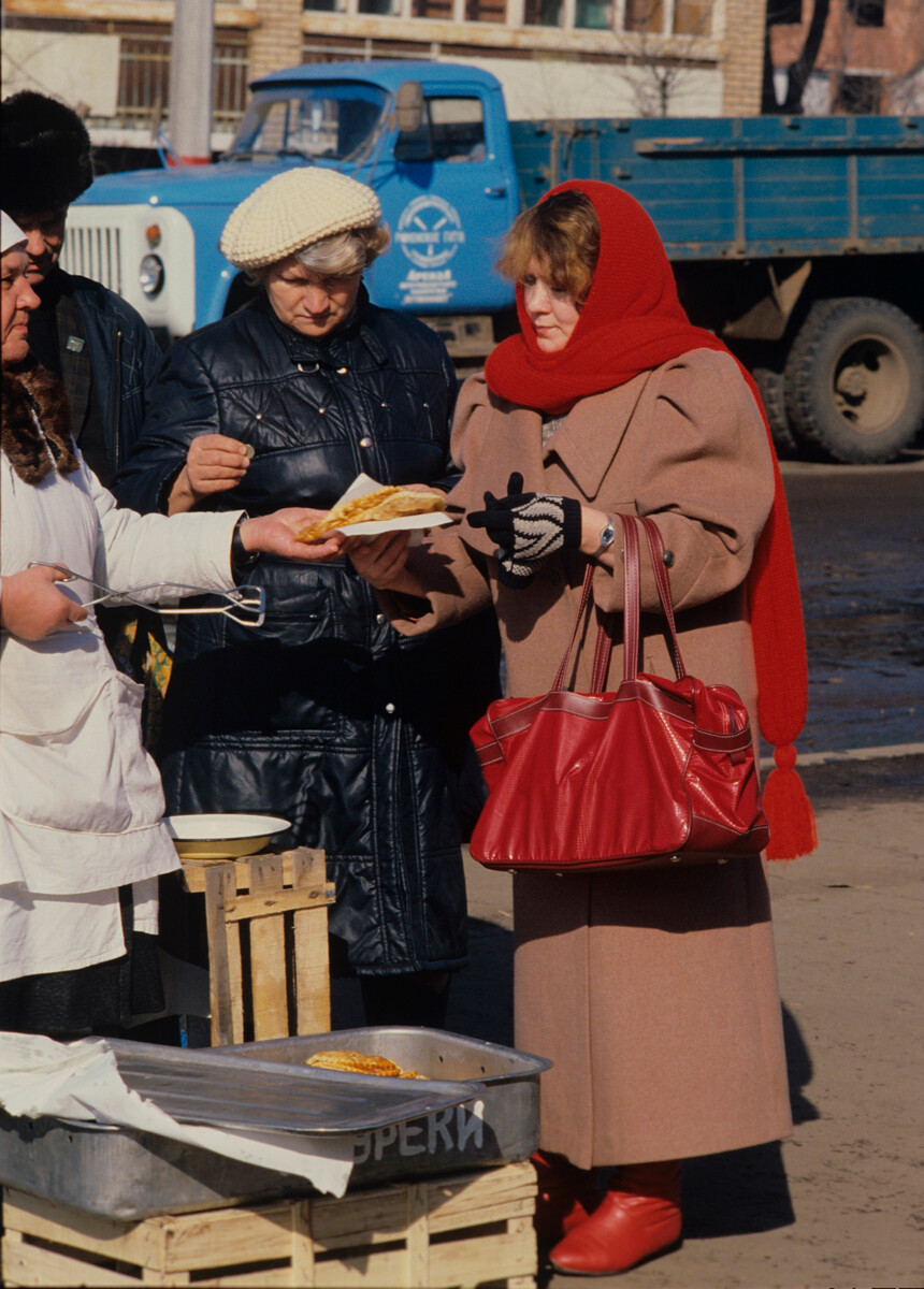 1989 Verkauf von Tschebureks in den Straßen von Ramenskoje, Gebiet Moskau.