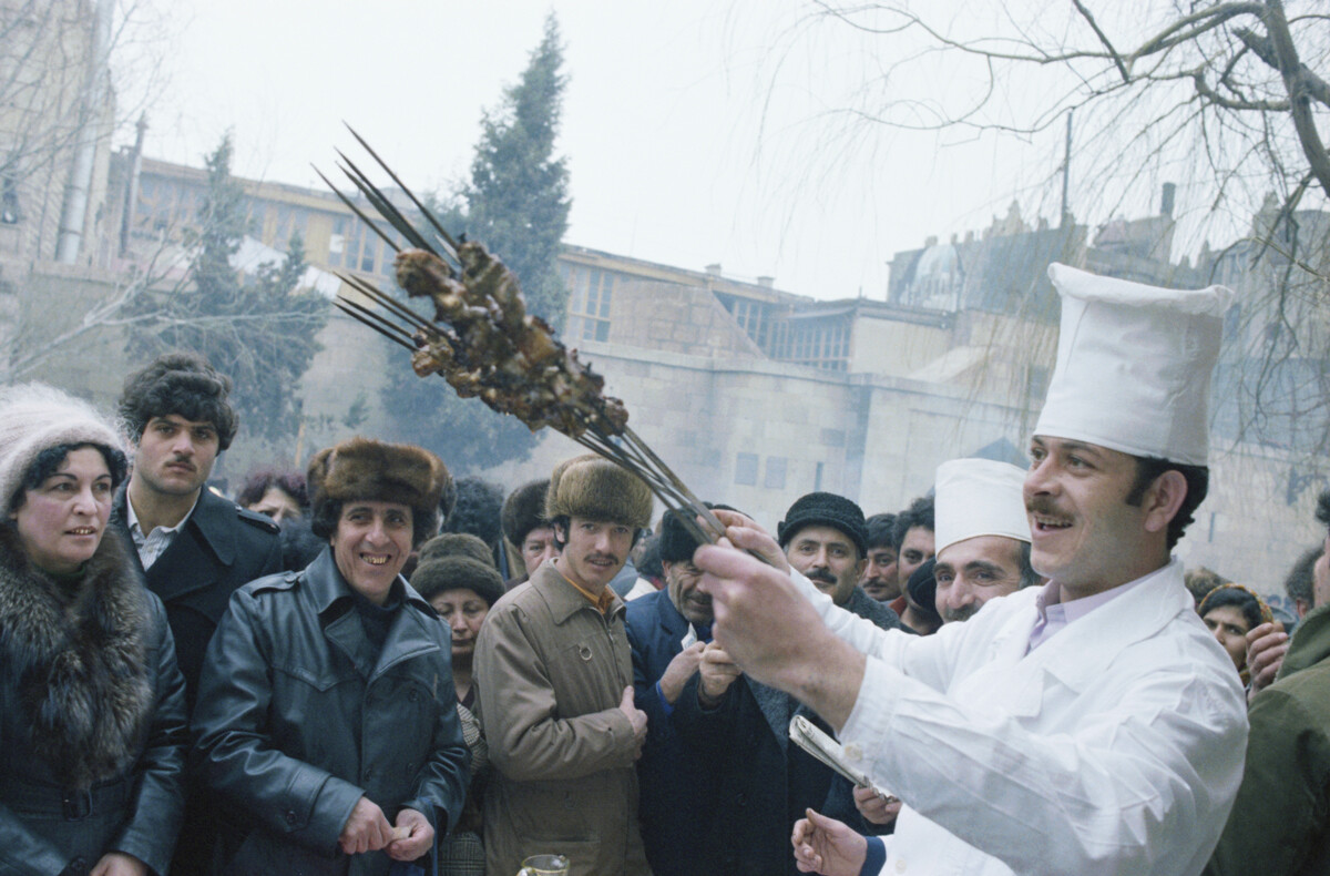 Schaschlik im Freien zubereiten, 1984.