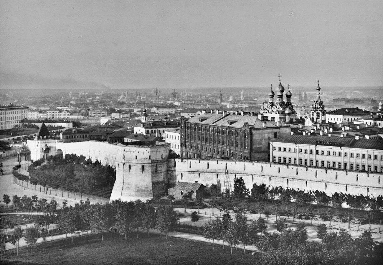 Китайгородската стена преди свалянето ѝ през 1934 г.