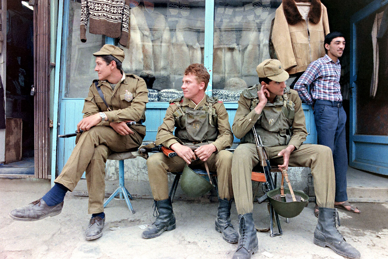 Ruska vojaška policija med počitkom v času patruljiranja 12. maja 1988 v Kabulu v Afganistanu.