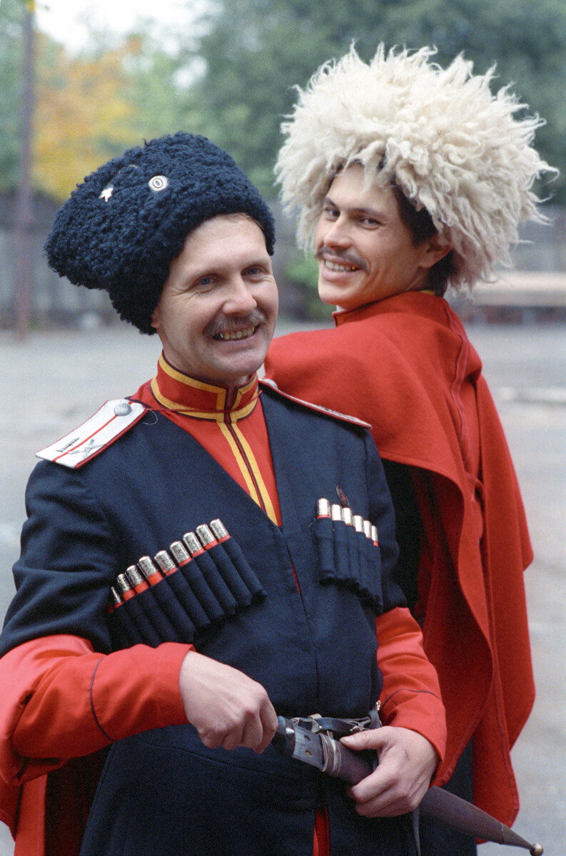 Краснодар. Казаки на улицах города во время Всекубанской казаческой Рады, 1990