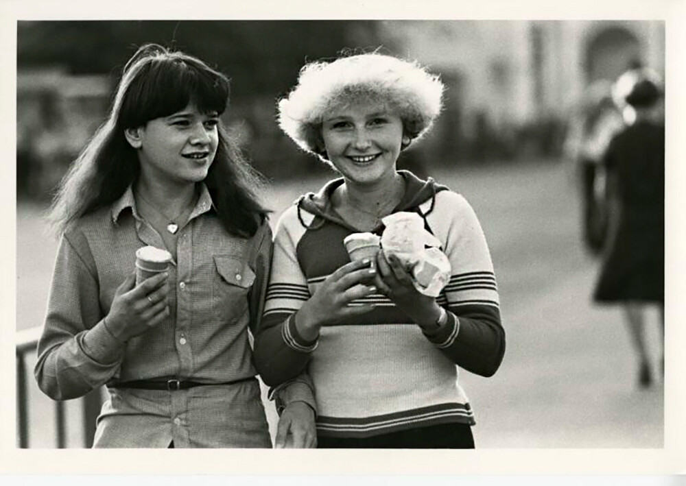 Des adolescents de Moscou dégustent une glace, 1983