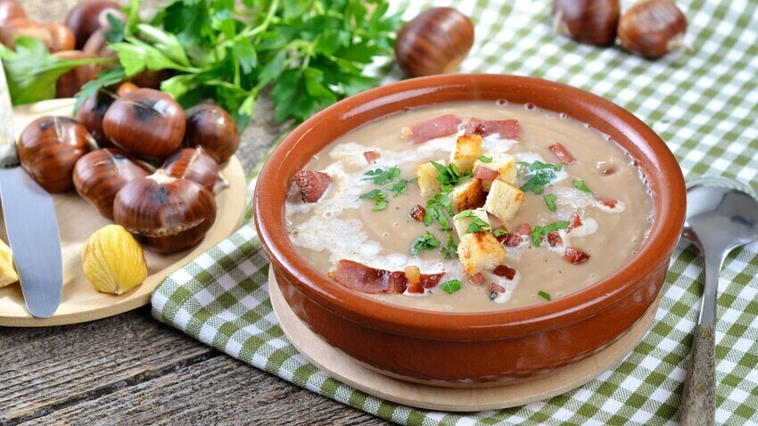 Ikuti resep kami untuk sup daerah Kaukasia yang mustahil diucapkan ini — “Shkhomchkhanthups”.