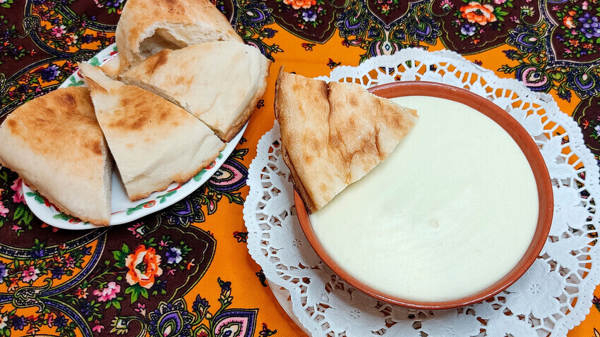 Mengapa orang Ossetia mencelupkan kaki anak laki-laki mereka ke dalam bubur ini?