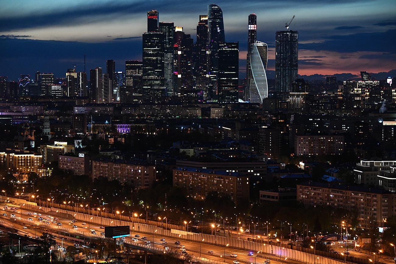 Поглед на Москва Сити и Трећи саобраћајни прстен са видиковца Руске академије наука.