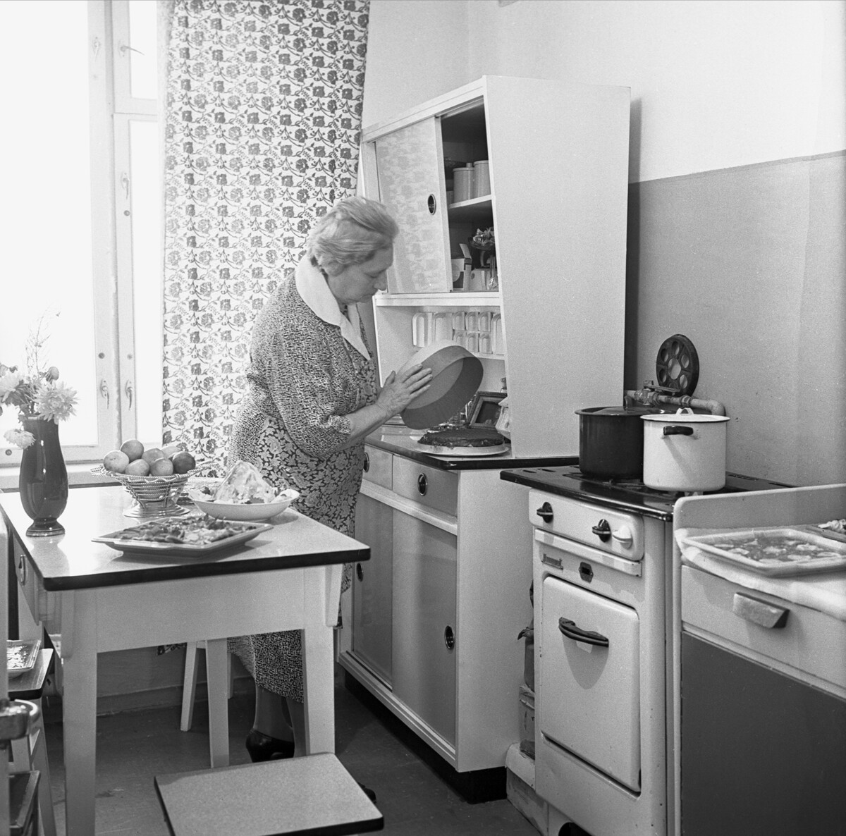 Une hôtesse dans la cuisine d'un appartement de Moscou, 1963