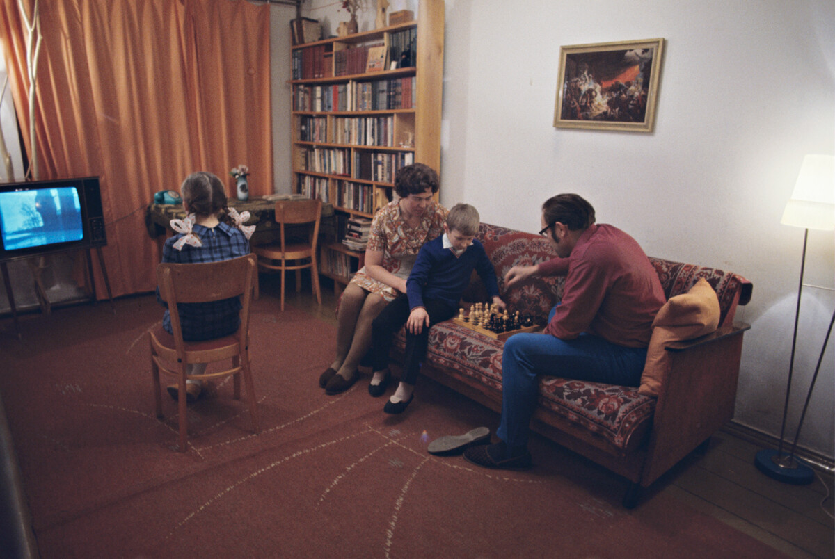 Village de Leninskaïa iskra (ferme collective Iskra) dans la région de Kirov. De nombreux agriculteurs collectifs ont reçu des appartements bien aménagés dans des bâtiments à un étage avec toutes les commodités, construits par la ferme collective pour ses travailleurs, 1973