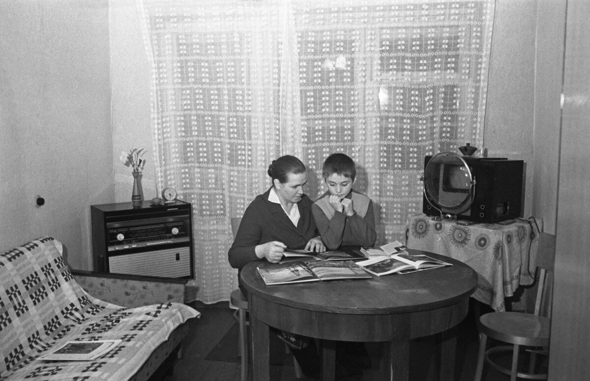 Maria Frolova, ouvrière de la ferme d'État Gorki-2, avec son fils à la maison, 1969