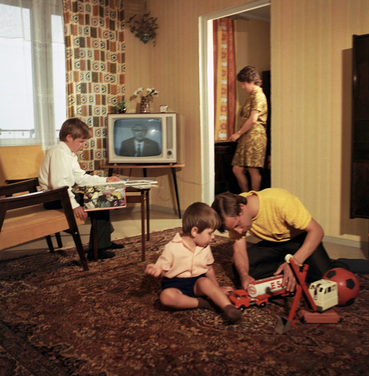 Togliatti. Une famille d'ouvriers d'Avtovaz à la maison lors d'un jour de congé, 1973