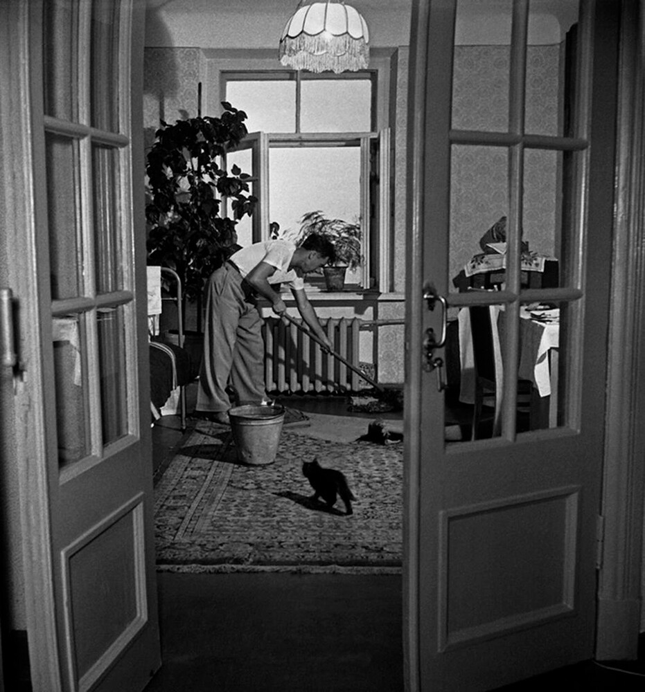 Goussev nettoyant son appartement, 1958