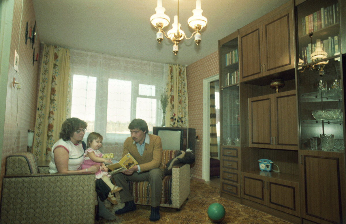Dans l'Arctique soviétique, le 27 octobre 1986. Vladimir Mikhaïlov et sa famille fêtent leur pendaison de crémaillère.
