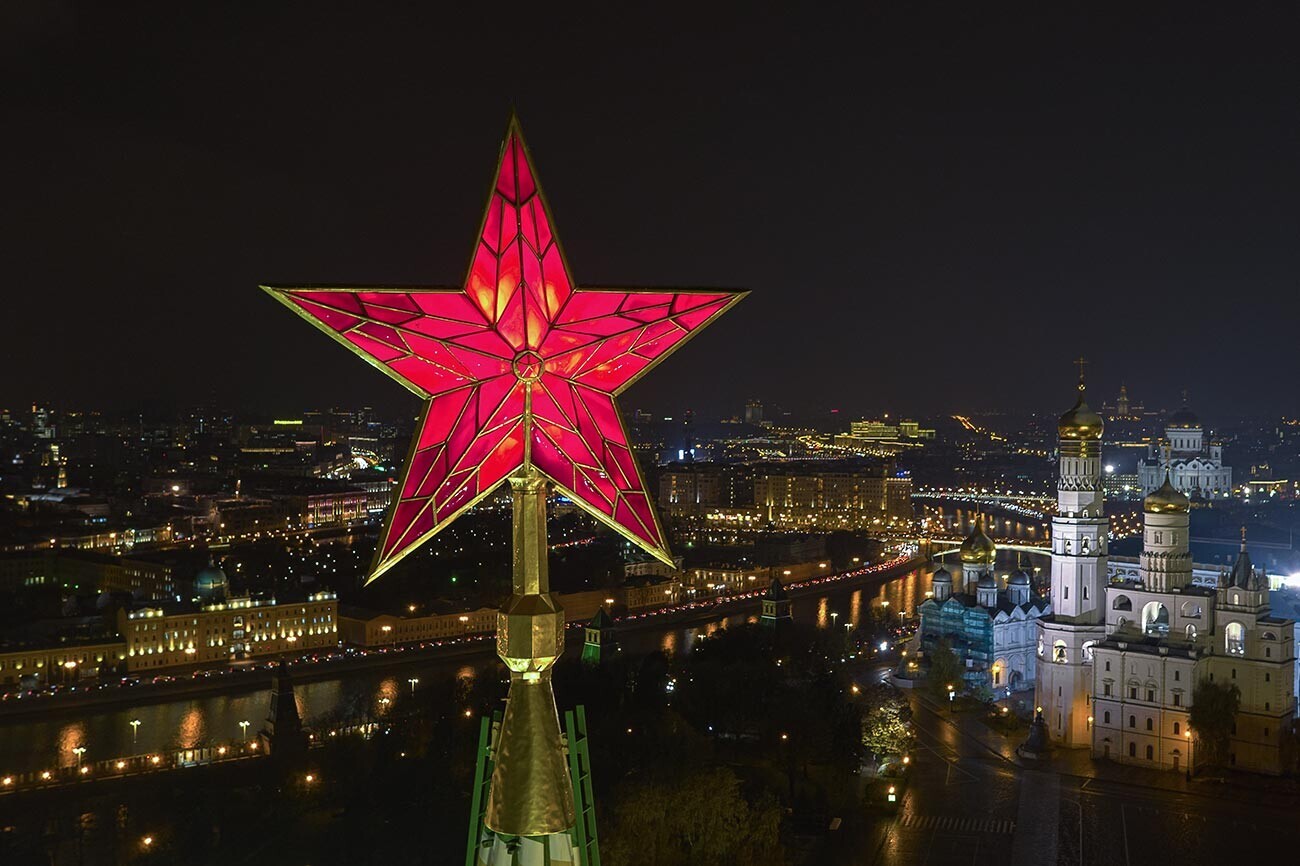 Ѕвездата на Спаската кула на московскиот Кремљ. Од десната страна, камбанаријата на Иван Велики и Архангелскиот храм.

