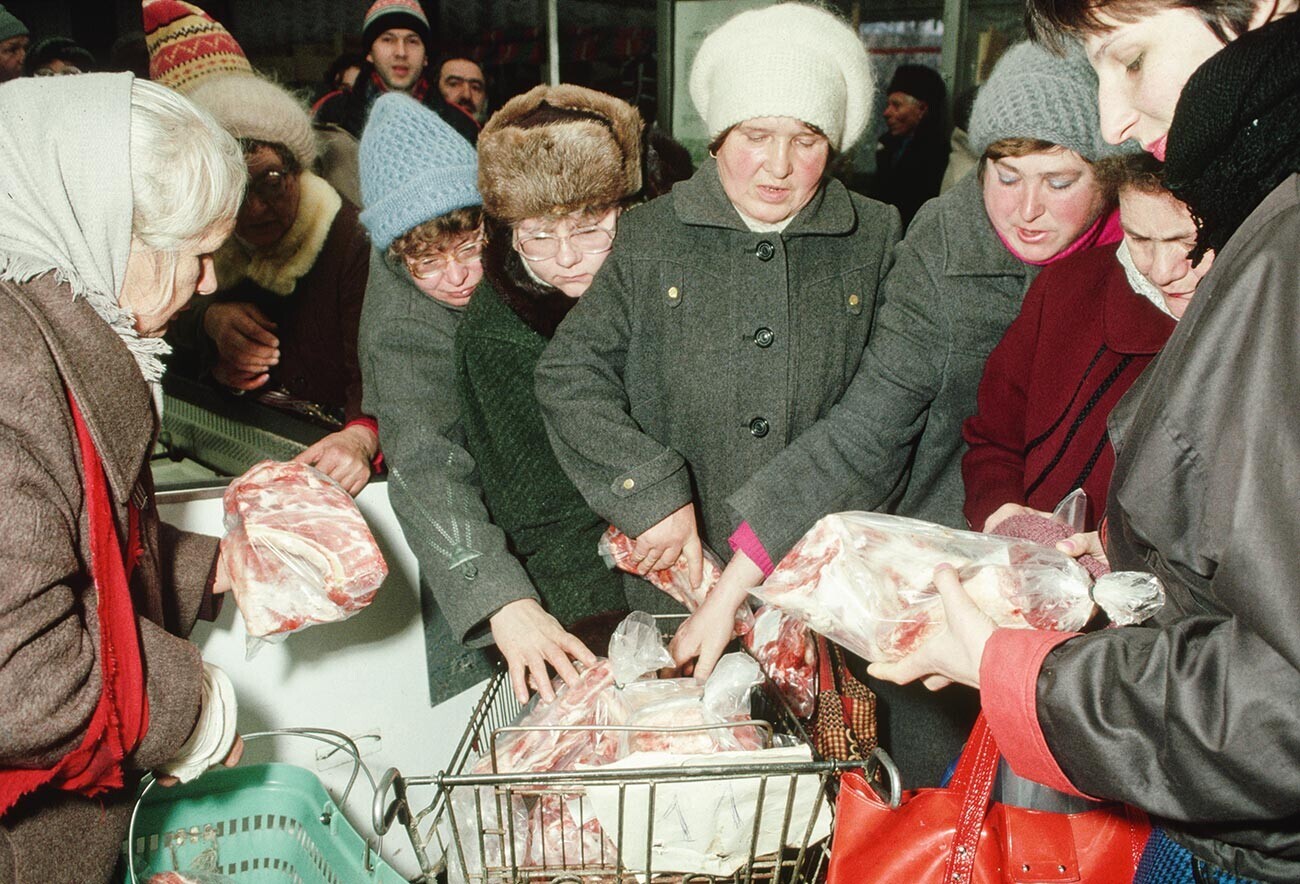 Pelanggan dengan cepat mengambil daging di pasar yang dikelola negara selama kesulitan ekonomi di Uni Soviet.