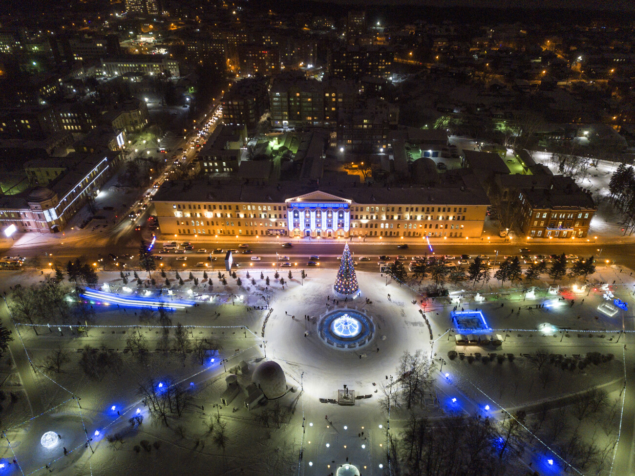 La place principale de la ville de Tomsk, située à l'est de la Sibérie occidentale (3 613 km de Moscou)
