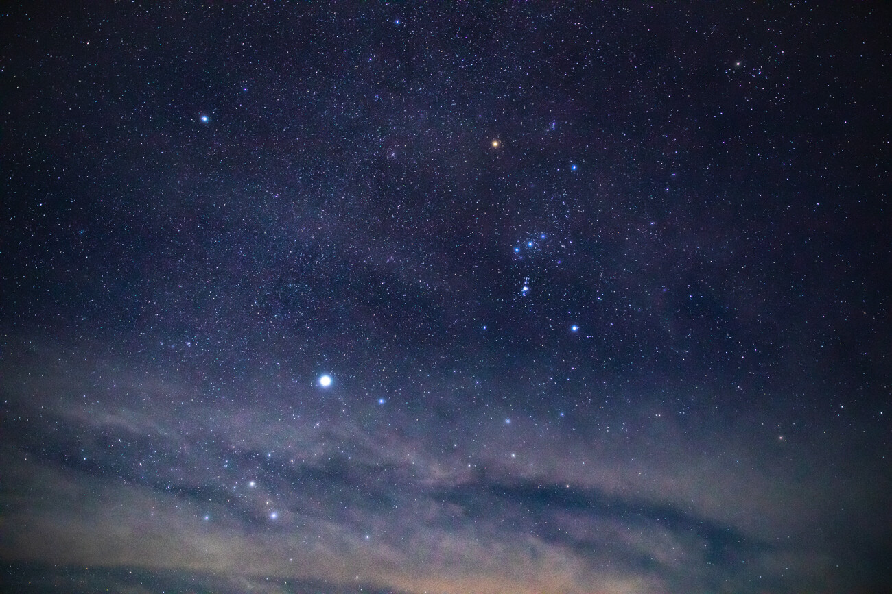 Étoiles nocturnes dans le ciel au-dessus de la République d'Adyguée, dans le Caucase du Nord
