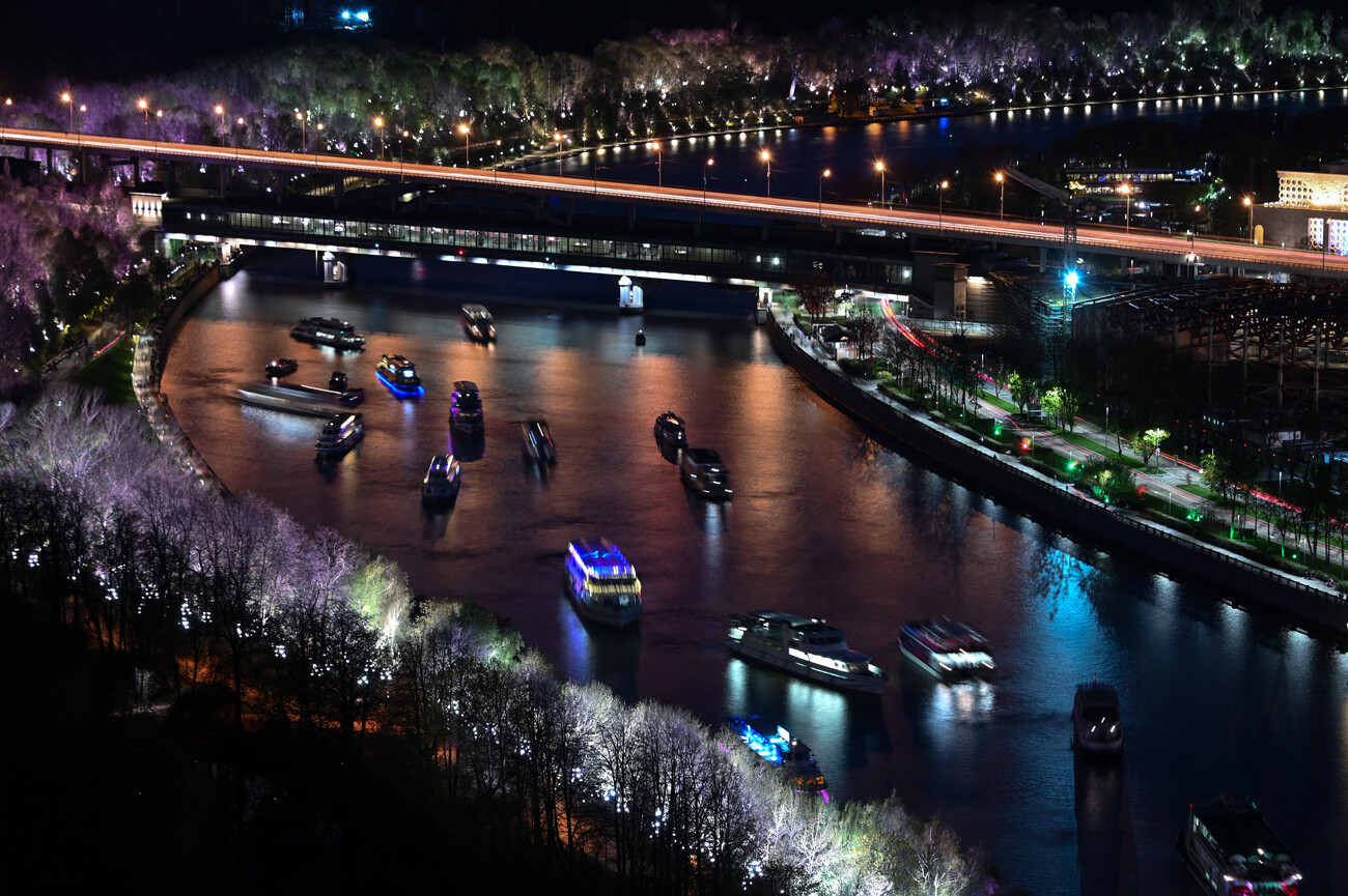 Bateaux sur la rivière Moskova de la capitale russe
