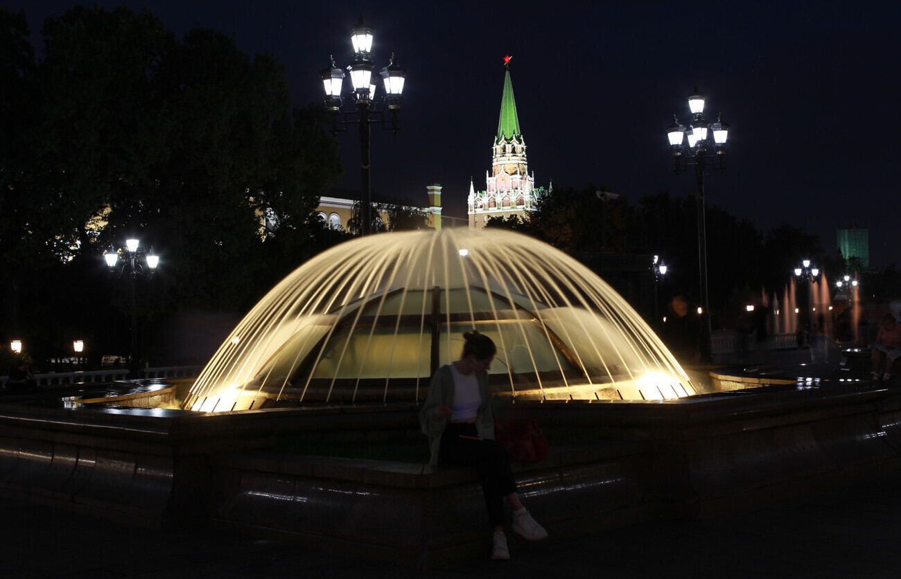 Фонтаната „Купола“, Манежниот плоштад, Москва.


