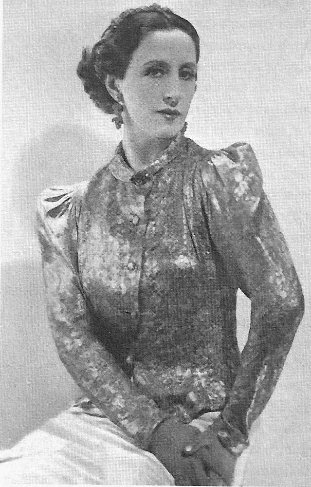 Die russische Ballerina Ljubow Tschernyschewa in einem Schiaparelli-Kostüm, 1934.