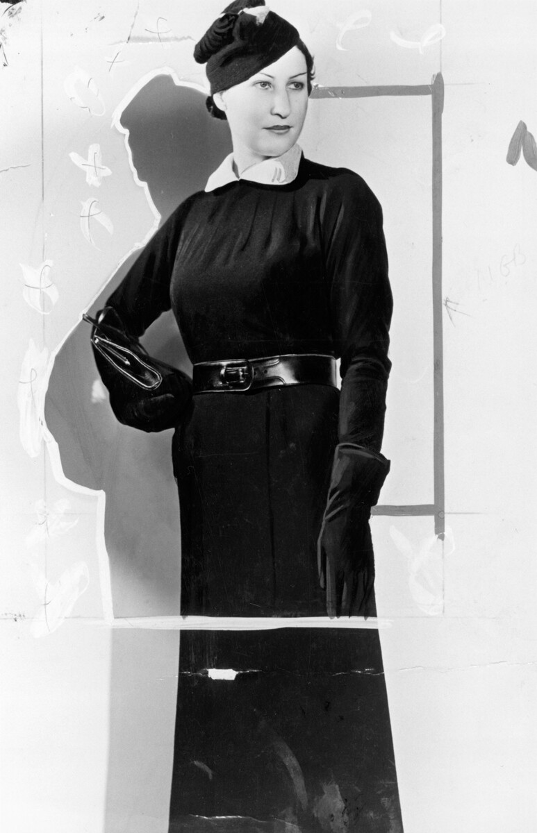 Frau in sowjetischem Arbeiterkleid, um 1935. Das von Madame Schiaparelli, einer der führenden Modediktatoren von Paris, für die Sowjetunion entworfene Arbeiterkleid.