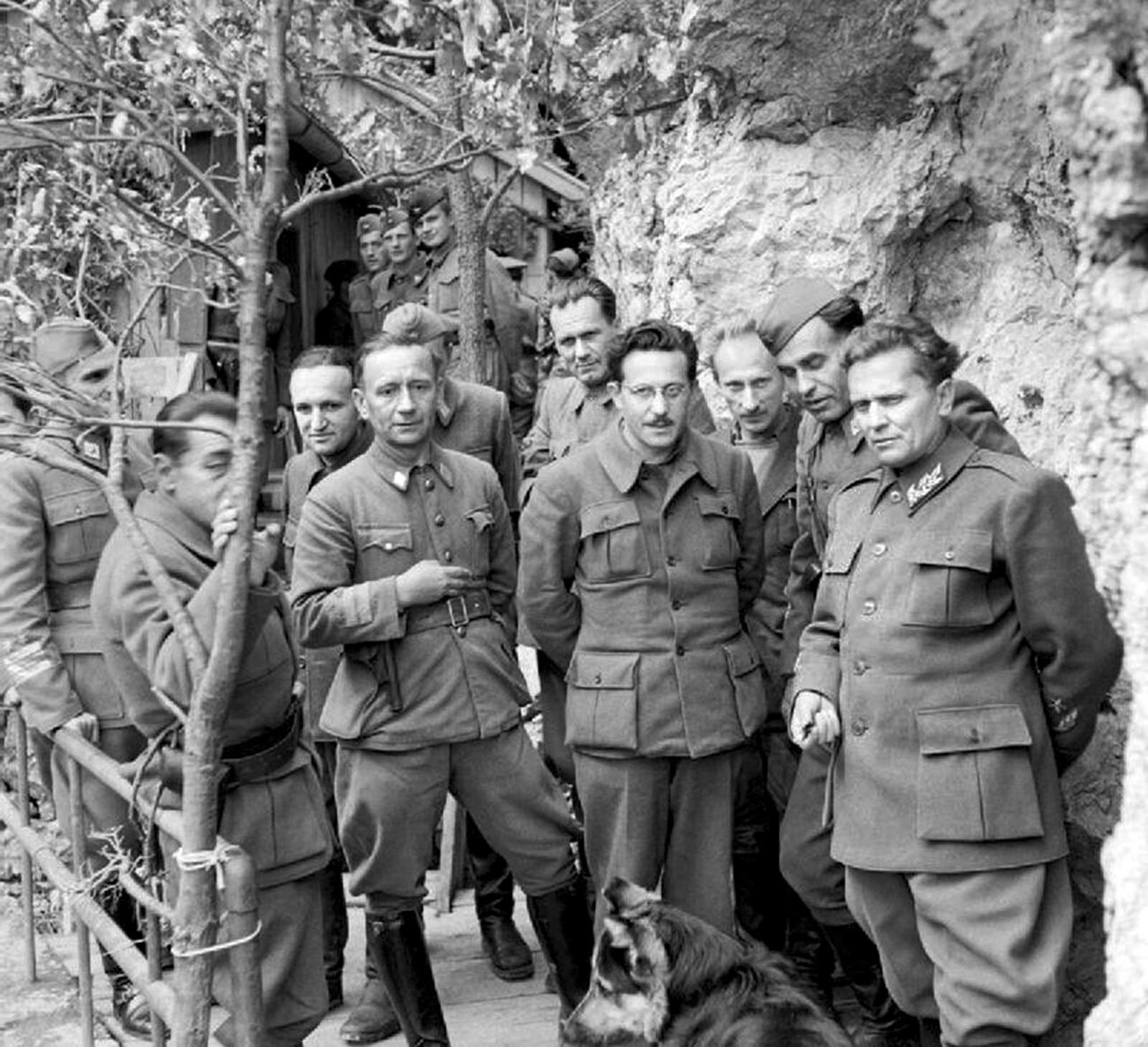 Маршал Тито стои със своите министри и върховен щаб в планинския си щаб в Югославия на 14 май 1944 г.