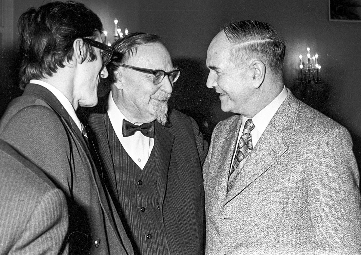 Burop (à droite) en compagnie de scientifiques soviétiques lors d'une réunion de la Fédération des travailleurs scientifiques à Moscou, 1973