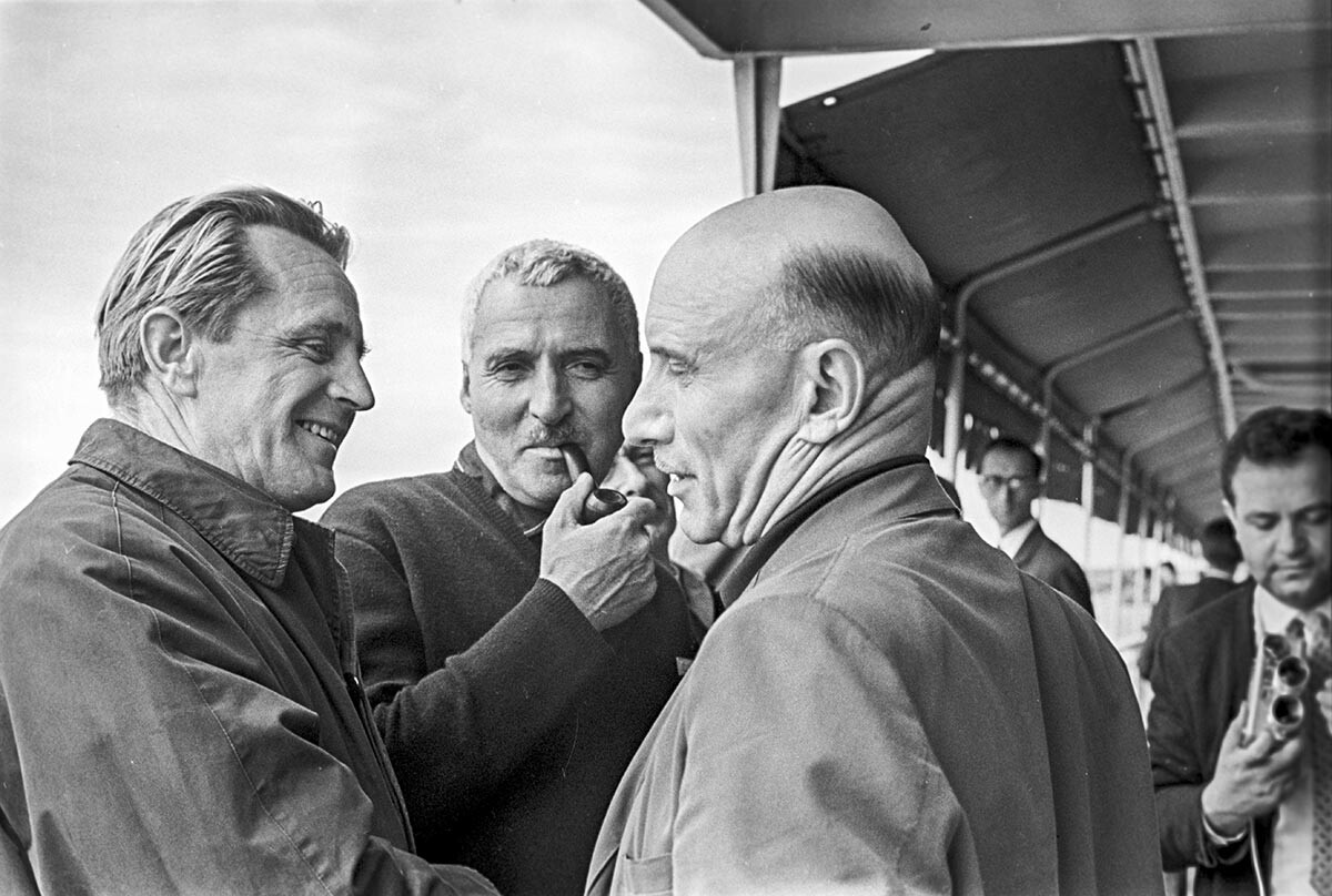 De gauche à droite : James Aldridge, le poète soviétique Konstantin Simonov et le réalisateur Alexandre Guerassimov à Moscou, 1965