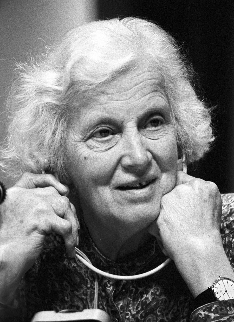 Dorothy Hodgkin à la Conférence des scientifiques de l'URSS visant à délivrer l'humanité de la menace de guerre nucléaire, pour le désarmement et la paix à Moscou, 1983