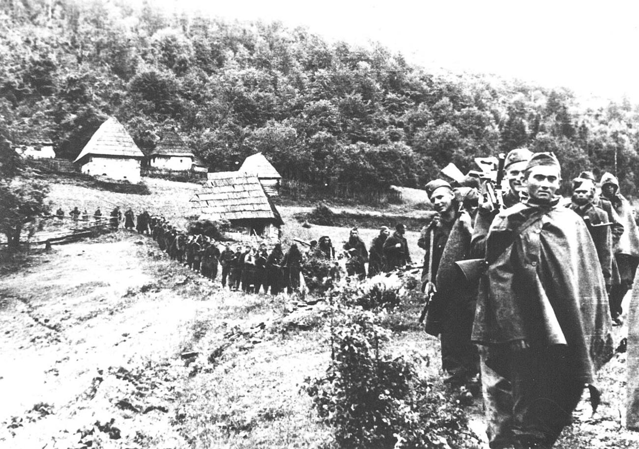 Пратећи батаљон Врховног штаба после десанта на Дрвар, пролаз кроз село Шћит на путу за Фочу, јун 1944. 