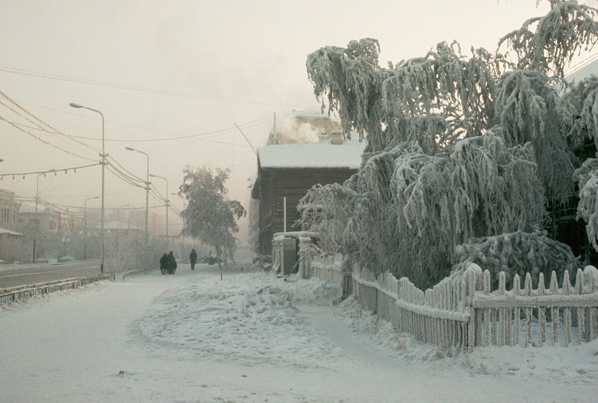 Mrzla ulica Jakutska s temperaturami okoli minus 40 stopinj.