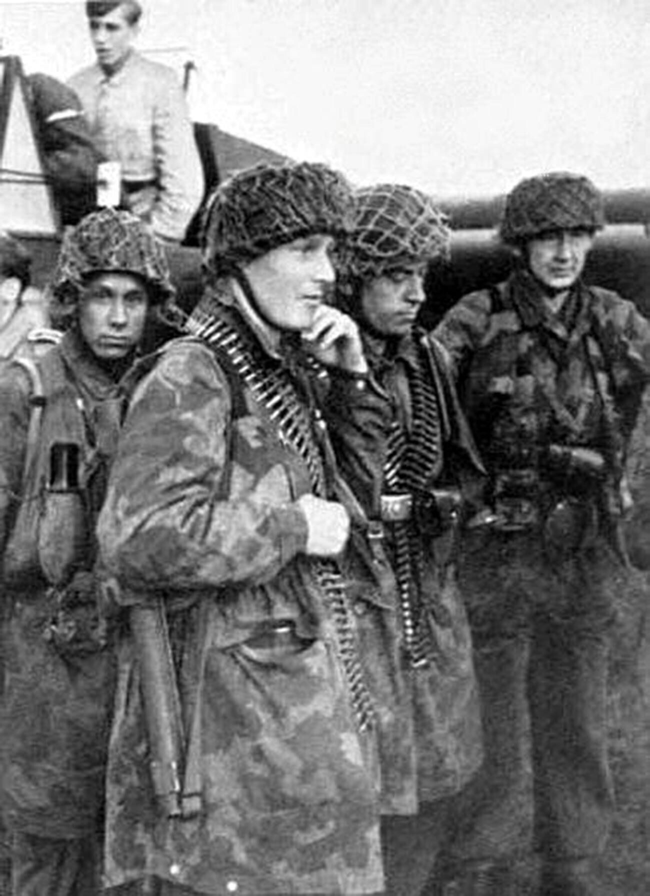 Падобранци на 500 СС десантен баталјон пред операцијата „Коњички скок“.

