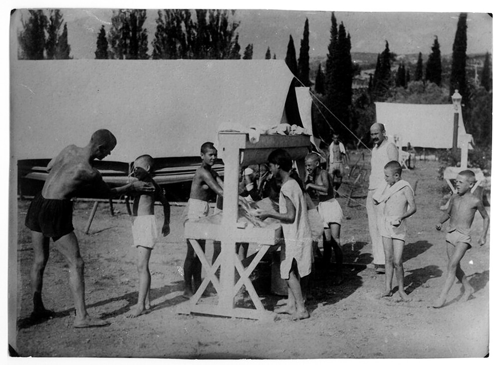 Lavado por la mañana en el campamento de pioneros Artek, 1925 