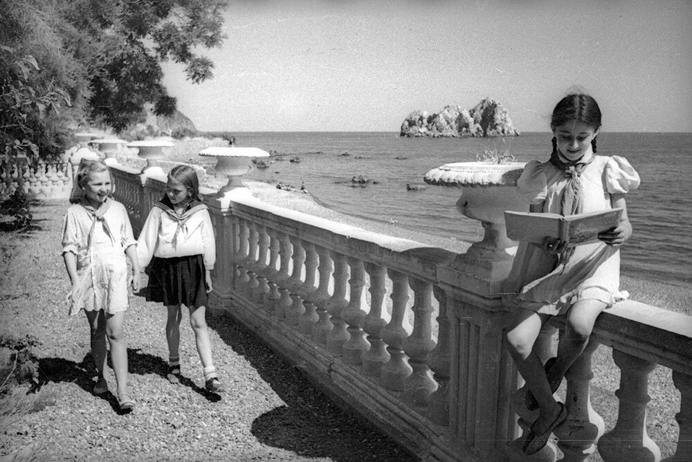 Chicas en el muelle, 1944 