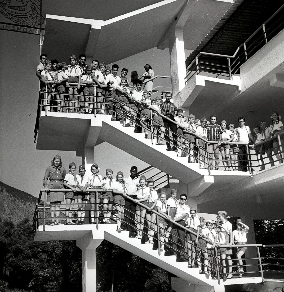 Trabajadores del partido cubano visitan a los pioneros de Artek, 1969