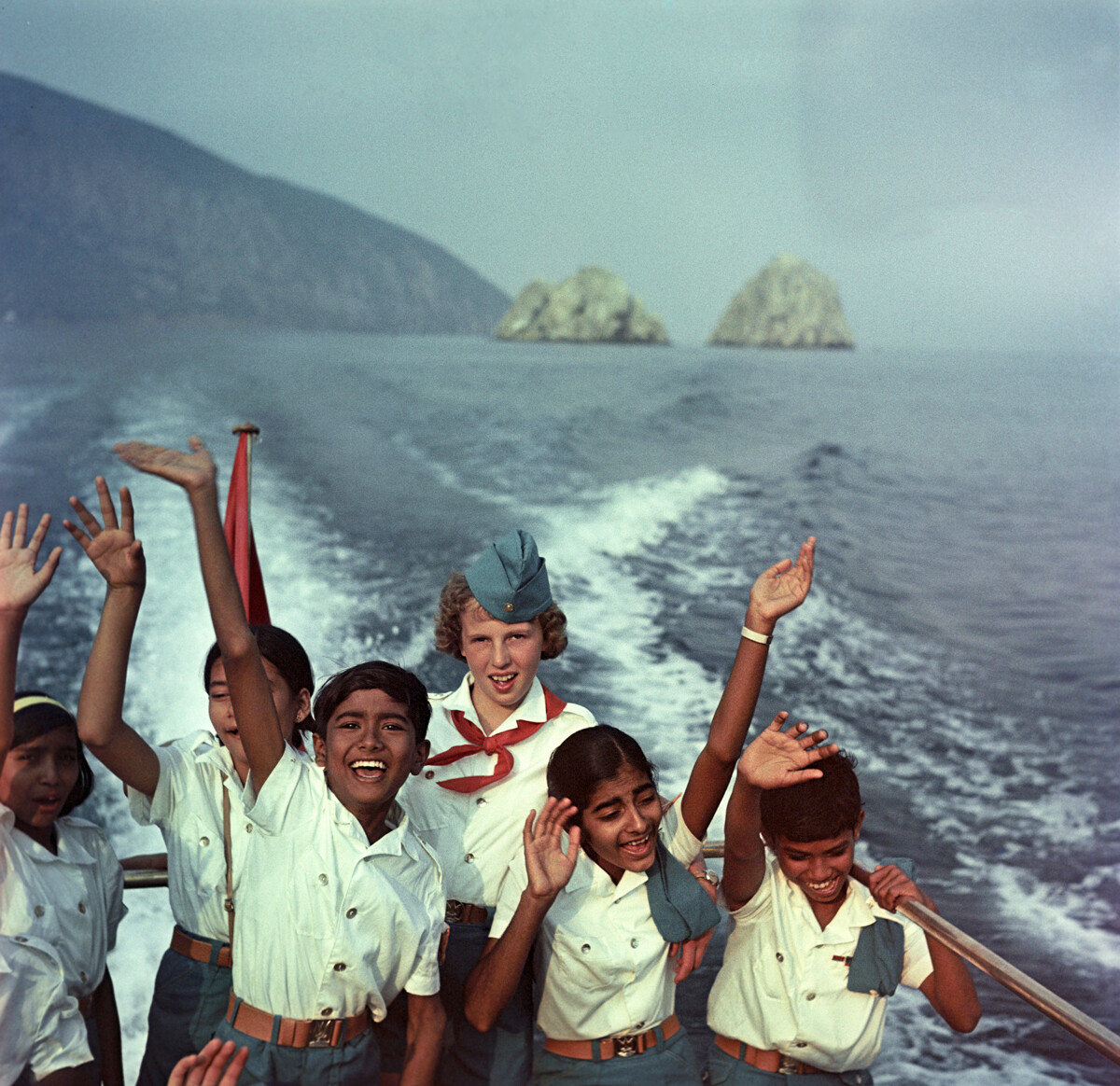 Niños soviéticos e indios en un paseo por el mar Negro, 1968 